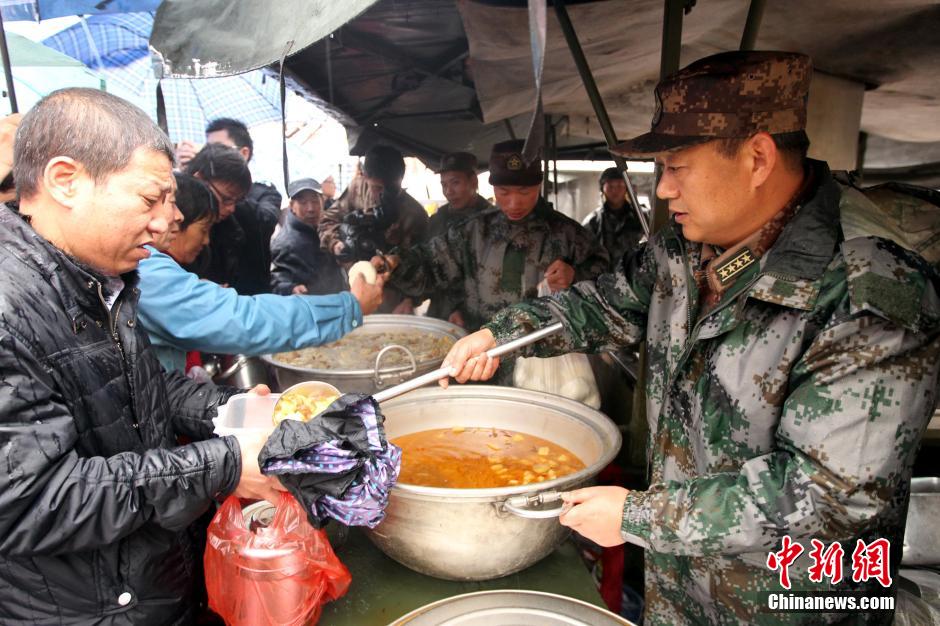 解放軍赴中石化黃濰輸油管線燃爆事故現(xiàn)場(chǎng)救援