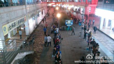 川大學(xué)生洗澡排隊兩小時遭調(diào)侃：聊天聊成情侶