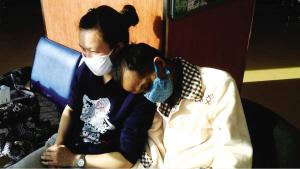 女子網(wǎng)上邂逅病重男孩賣房救人 丈夫支持（圖）
