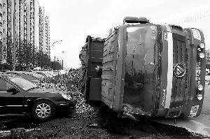北京一路面塌陷卡車側(cè)翻 一卡車石子埋住四小車