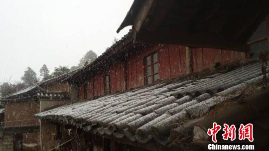 昆明迎來今年首場大范圍降雪 引起網(wǎng)友狂歡(圖)