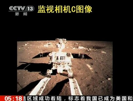 “玉兔號(hào)”月球車成功駛上月面 今將繞著陸器慢行一圈