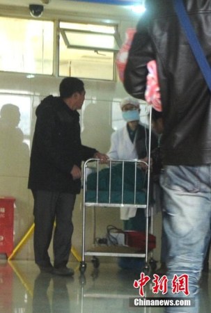 重慶被摔男嬰術(shù)后仍昏迷 打人女孩家屬?gòu)奈纯赐?/></p>

<p>原原的家屬一直守候在重癥監(jiān)護(hù)室外，等待孩子推出監(jiān)護(hù)室。每當(dāng)聽(tīng)到監(jiān)護(hù)室內(nèi)有孩童的啼哭聲，原原母親曾燕便會(huì)將耳朵貼在門上仔細(xì)辨認(rèn)是不是原原的聲音。為了不錯(cuò)過(guò)手術(shù)前和孩子見(jiàn)面，家屬一直守候在病房外。圖為醫(yī)生將原原推進(jìn)手術(shù)室。</p>
</p>
</div>
</div>

<div   class=