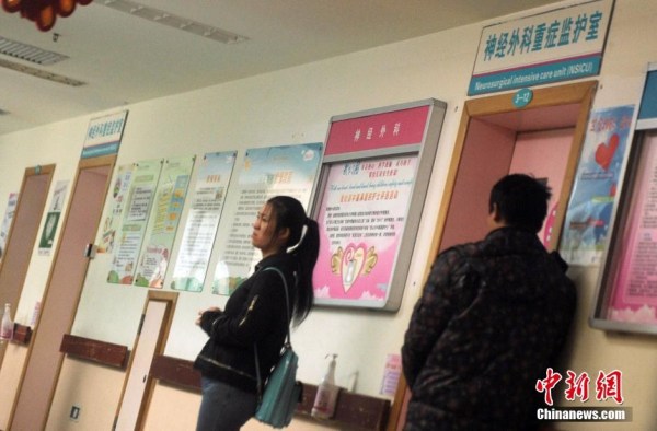 重慶被摔男嬰術(shù)后仍昏迷 打人女孩家屬從未看望