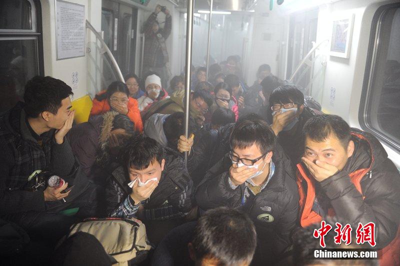 北京地鐵舉行應(yīng)急疏散演練 首邀乘客參與