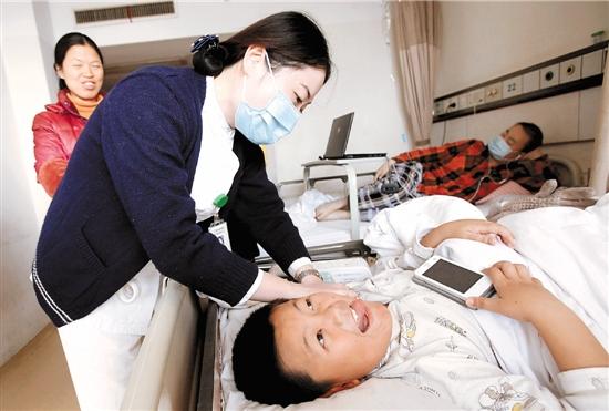 8歲男孩給爸爸捐骨髓:用我的血 多少都行(圖)