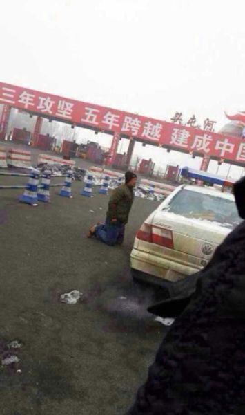 新疆一司機因被罰向交警下跪 警方稱其反應(yīng)過激（圖）