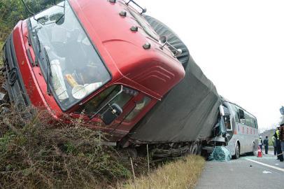 四川內(nèi)遂高速客貨車追尾19人受傷 乘客互救逃車