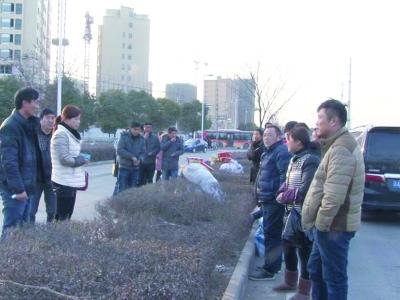 回家過(guò)年大客車(chē)出車(chē)禍 30多名乘客被丟路邊5小時(shí)