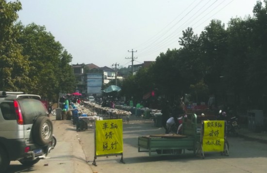 簡(jiǎn)陽(yáng)一村主任家辦喪事 上百桌酒席封路