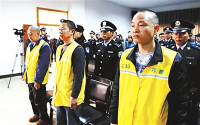 云南“巧家爆炸案”一審宣判兩被告死刑 兩被告當庭向受害人磕仨響頭