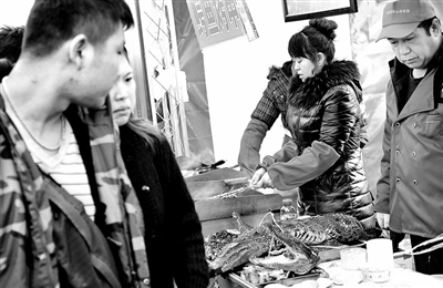 燒烤攤主綁兩米長鱷魚現(xiàn)殺現(xiàn)賣 鱷魚淚灑食攤(圖)