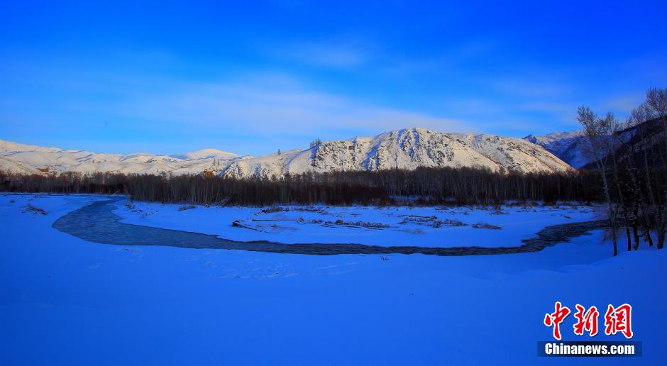 新疆北部山區(qū)村莊雪景醉人