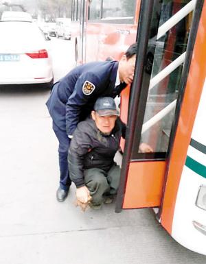 殘疾乘客坐公交司機(jī)抱上抱下 給20元讓其打車回家