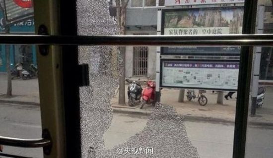 鄭州3天2趟公交遭鋼珠彈襲擊 車(chē)窗被擊碎(圖)