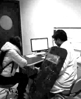 網(wǎng)曝醫(yī)生持盾牌接診 醫(yī)院稱是擺拍開玩笑(圖)