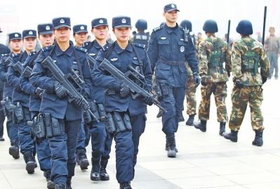 80后女特警：隨時(shí)被警隊(duì)召喚 男友被氣跑(圖)