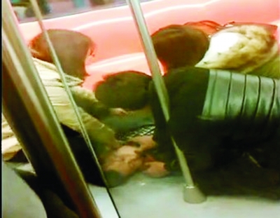 男子地鐵突發(fā)癲癇 女乘客救治將手塞其口中防咬舌