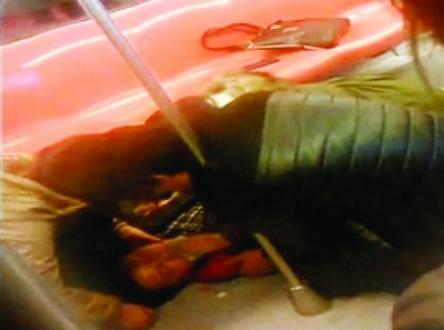 男子地鐵突發(fā)癲癇 女乘客救治將手塞其口中防咬舌