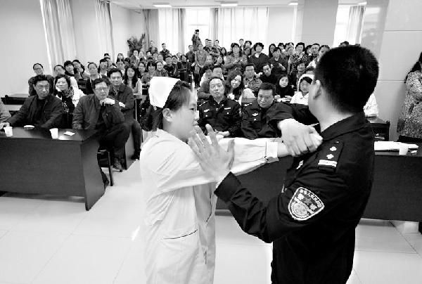 武漢醫(yī)生學(xué)防身術(shù)引爭議 醫(yī)院稱是針對醫(yī)暴事件