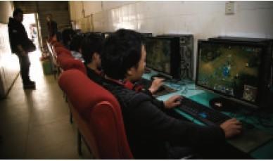 黑網(wǎng)吧被查 小伙為不坑隊(duì)友在警察圍觀下繼續(xù)游戲