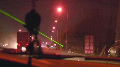 南京現(xiàn)新型“馬路殺手” 激光筆閃瞎司機(jī)釀車禍