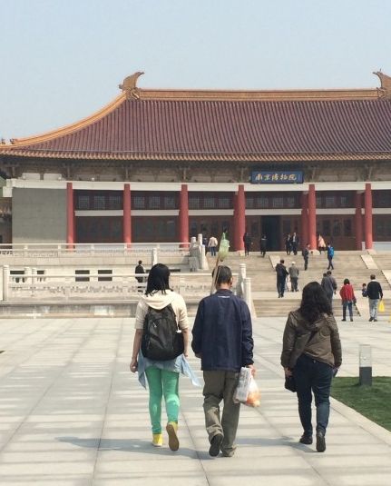 男子打著點(diǎn)滴參觀博物館 被稱(chēng)“掛水哥”(圖)
