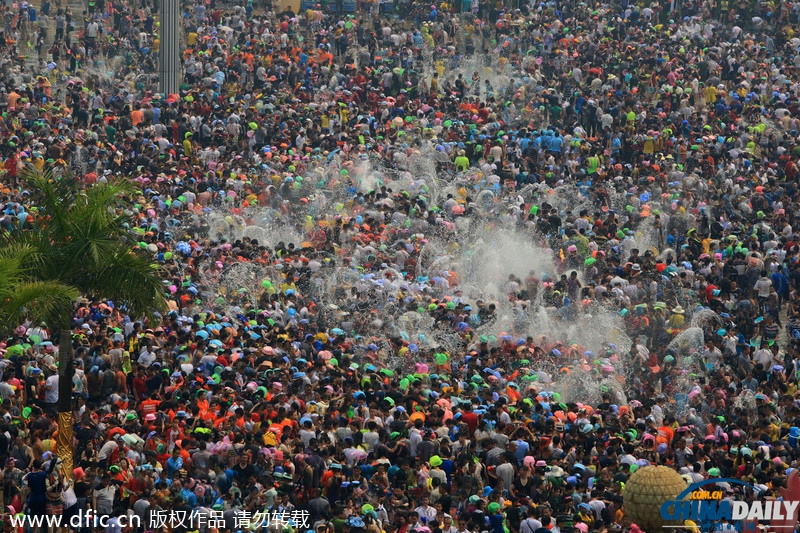 西雙版納：萬(wàn)人潑水喜迎傣歷新年 歡騰場(chǎng)面蔚為壯觀(guān)