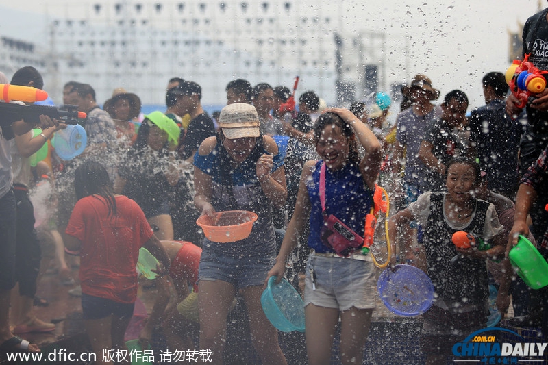 西雙版納:萬人潑水喜迎傣歷新年 歡騰場面蔚為壯觀