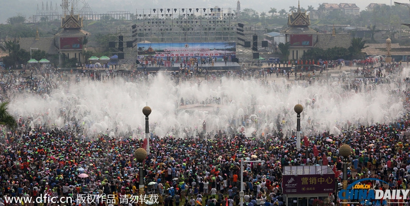 西雙版納：萬(wàn)人潑水喜迎傣歷新年 歡騰場(chǎng)面蔚為壯觀