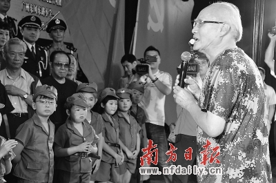 革命前輩后代廣東唱紅歌 劉少奇長(zhǎng)孫以俄語(yǔ)領(lǐng)唱