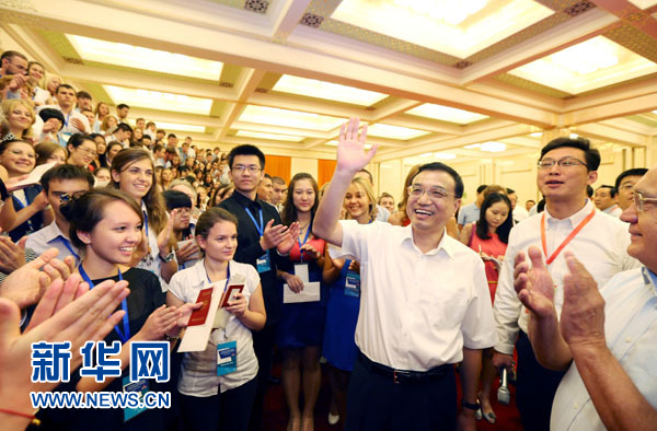 李克強(qiáng)會(huì)見(jiàn)參加中俄大學(xué)生研修活動(dòng)青年并寄語(yǔ)他們做維護(hù)和推動(dòng)世界和平發(fā)展新一代