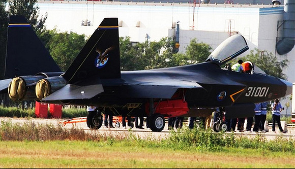殲-31隱身戰(zhàn)機成功首飛 殲-11B空中伴飛