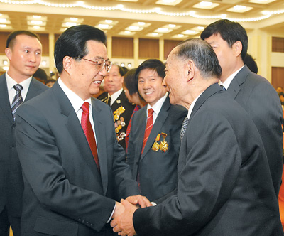 中共中央國(guó)務(wù)院舉行春節(jié)團(tuán)拜會(huì)