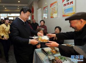 習(xí)近平甘肅視察虛擬養(yǎng)老餐廳時親自為老人端菜(圖)