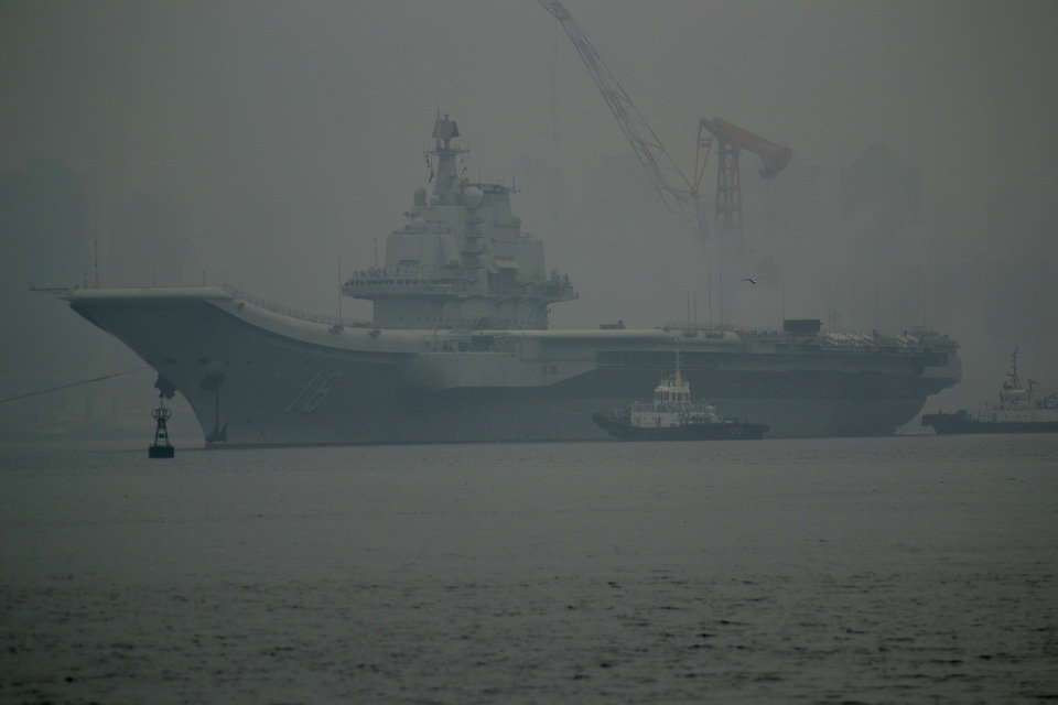 高清組圖：遼寧艦霧中出港 或前往部署母港