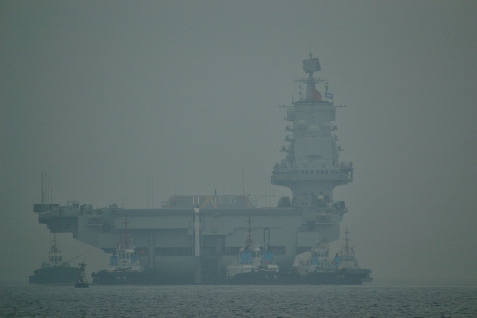高清組圖：遼寧艦霧中出港 或前往部署母港