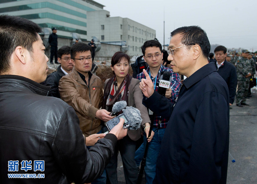 李克強在震中災區(qū)接受采訪