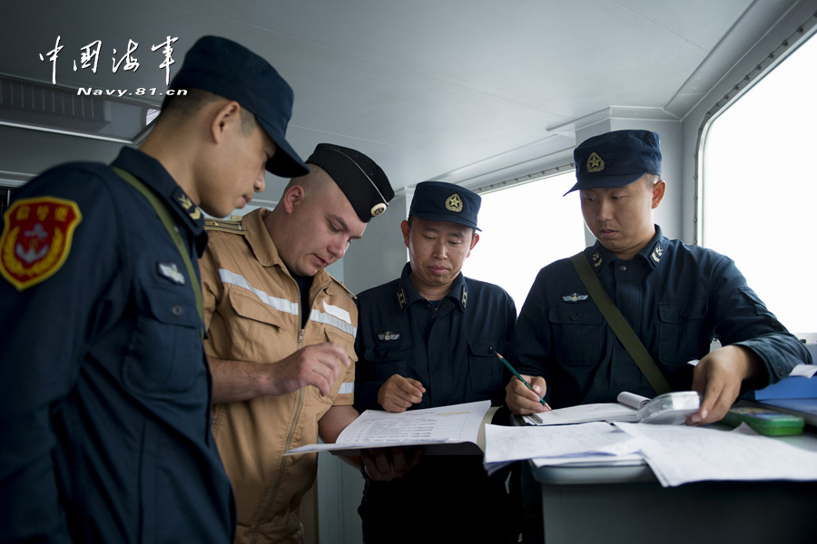 中俄聯(lián)合軍演 我軍直-9與俄巡洋艦并肩反潛