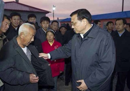 李克強同江夜訪安置點：查墻體安全、摸衣服厚薄