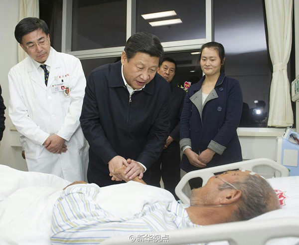 習(xí)近平看望中石化黃濰輸油管線爆燃事故受傷人員
