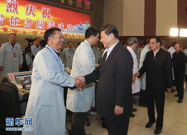 習(xí)近平李克強(qiáng)到北京航天飛行控制中心觀看嫦娥三號著陸器巡視器互拍成像