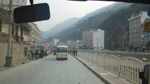 李克強(qiáng)赴秦巴山區(qū)看望特困群眾
