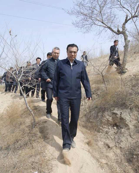 李克強(qiáng)考察赤峰棚戶區(qū)：一定讓你們住上新房