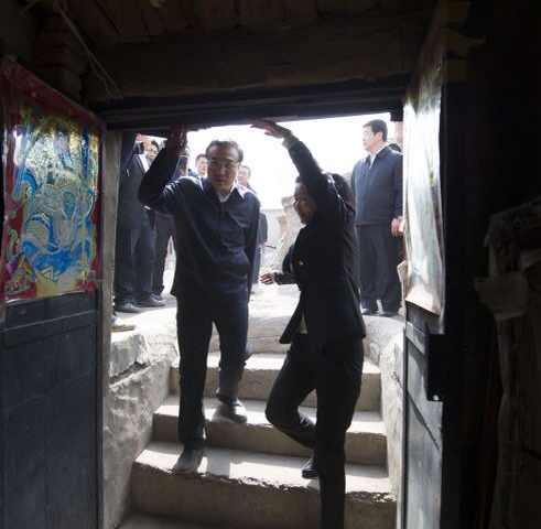 李克強(qiáng)考察赤峰棚戶區(qū)：一定讓你們住上新房