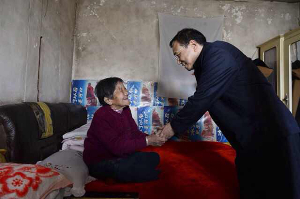 李克強(qiáng)考察赤峰棚戶區(qū)：一定讓你們住上新房
