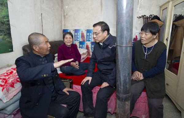 李克強(qiáng)考察赤峰棚戶區(qū)：一定讓你們住上新房