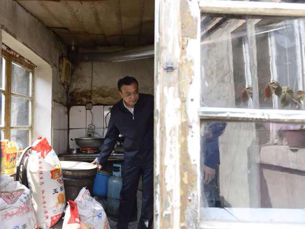 李克強(qiáng)考察赤峰棚戶區(qū)：一定讓你們住上新房