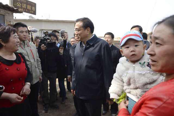李克強(qiáng)考察赤峰棚戶區(qū)：一定讓你們住上新房