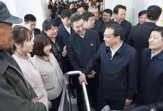 李克強考察基層政務(wù)服務(wù)中心：權(quán)力清單要讓百姓評議